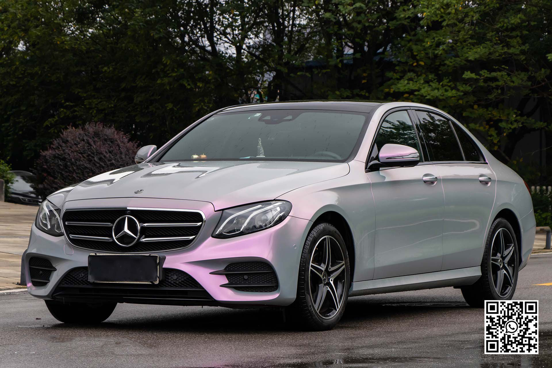 una bugatti chiron bianca è parcheggiata in un showroom .