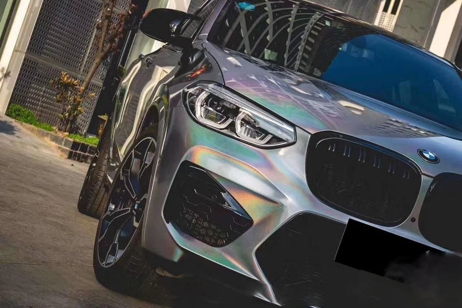 una bmw x3 m è parcheggiata in un parcheggio .