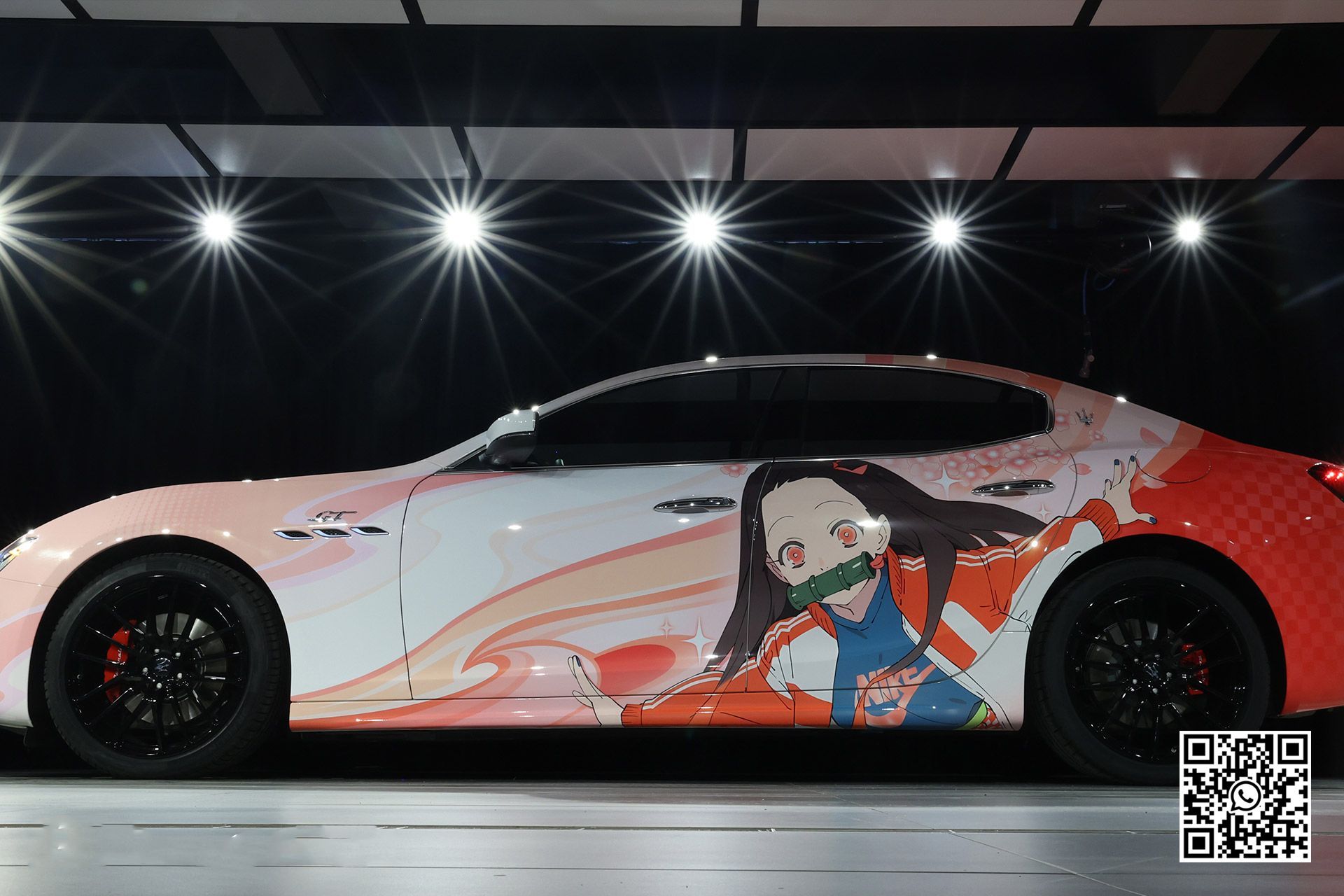 un'auto con un disegno di una ragazza su di essa