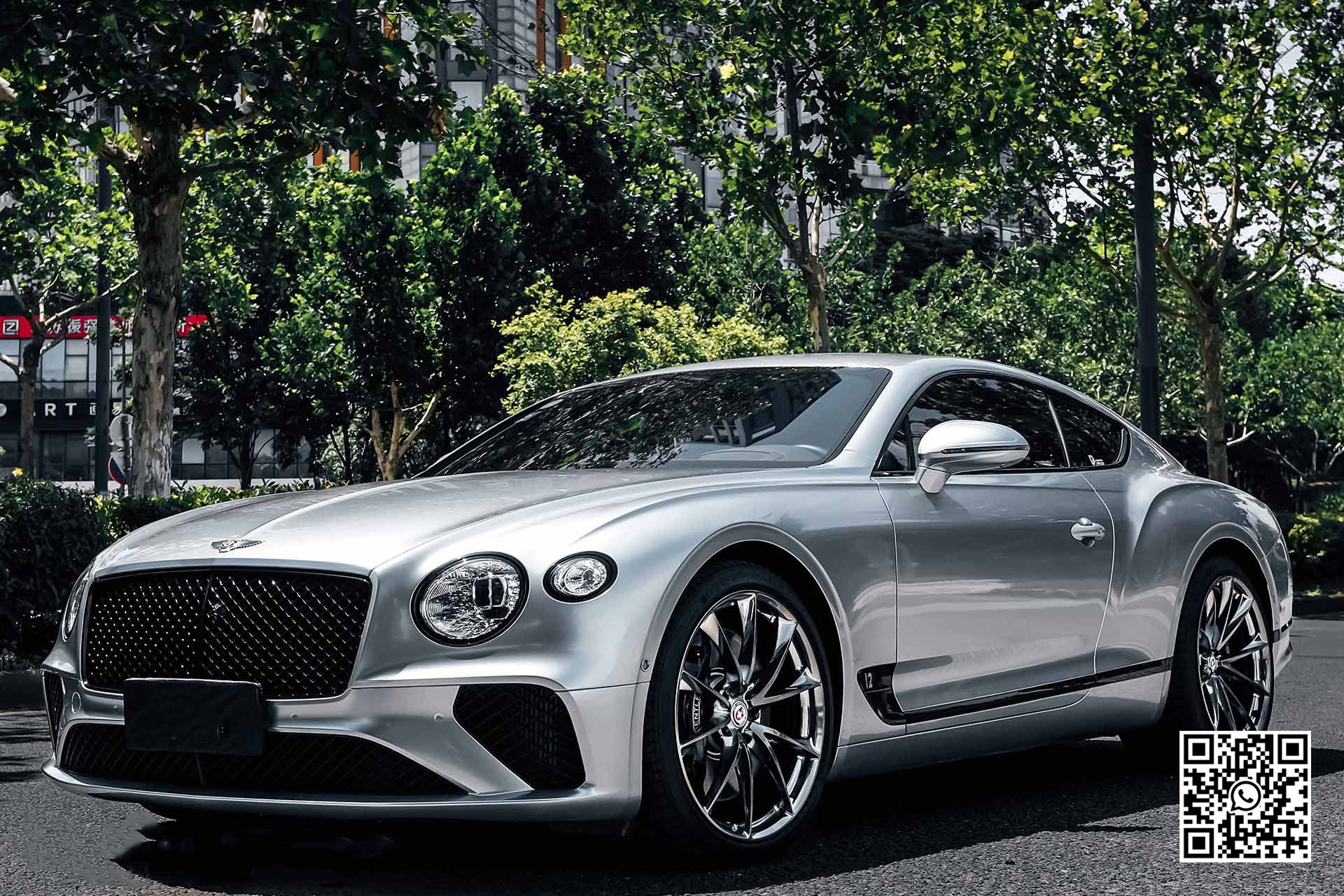 una jaguar f type rosa è parcheggiata in un parcheggio .