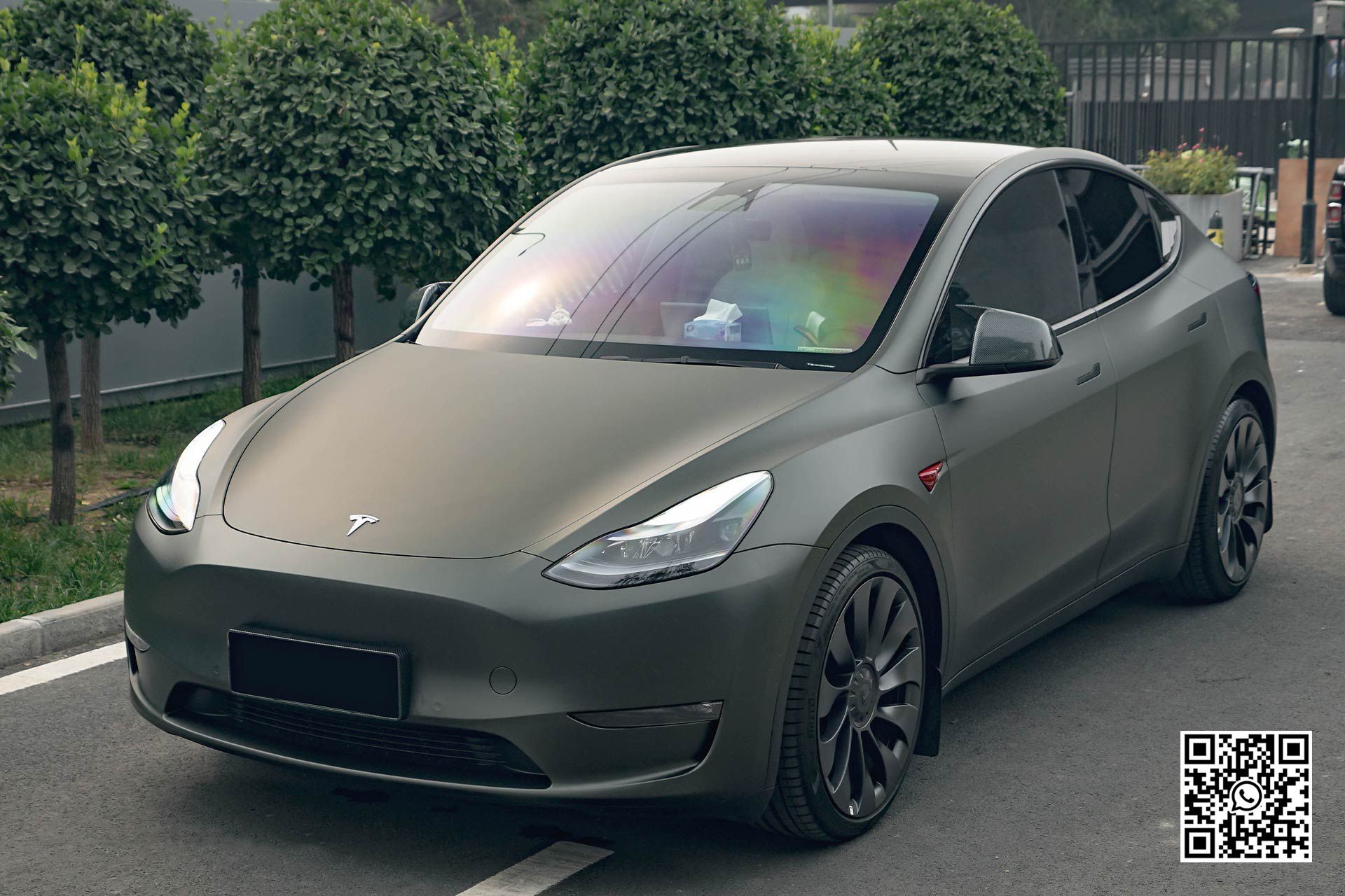 una tesla model y è parcheggiata in un parcheggio .