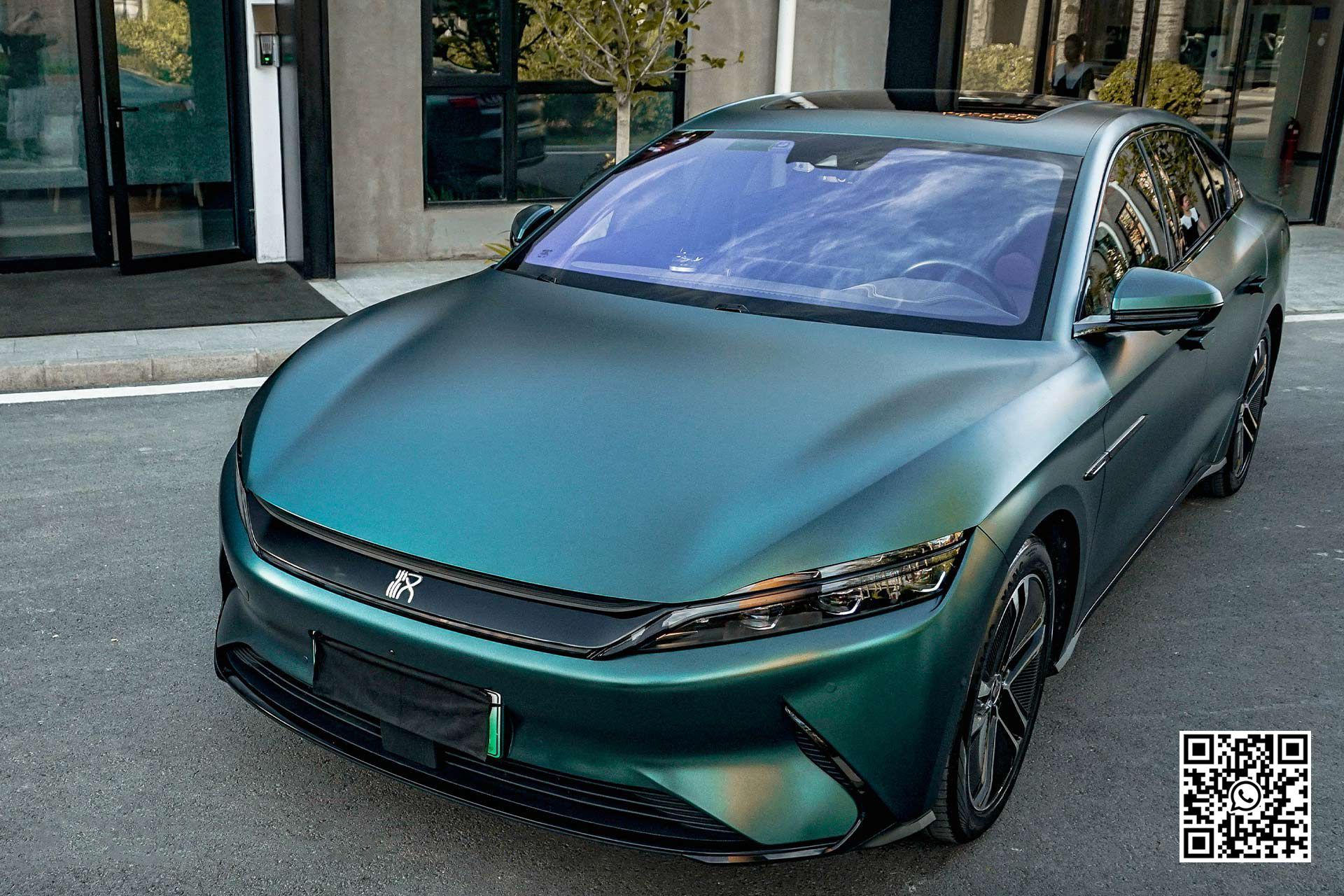 una macchina verde è parcheggiata davanti a un edificio .