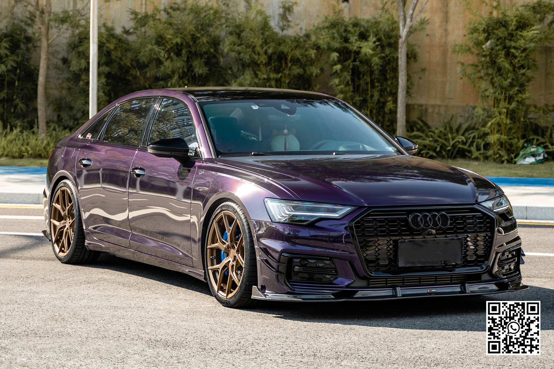 una macchina viola è parcheggiata in un parcheggio .