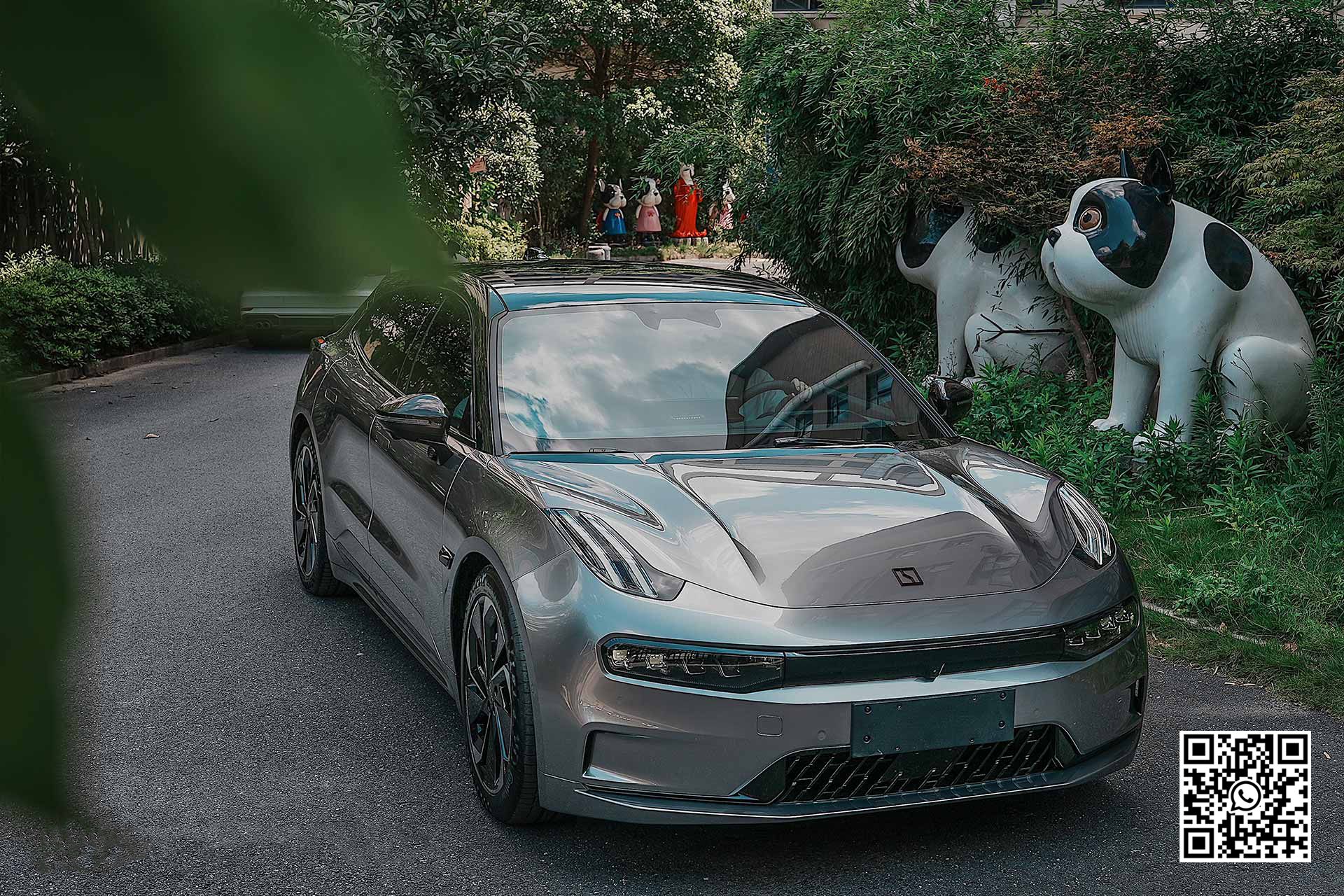 una macchina è parcheggiata su una strada accanto a una statua di un cane .