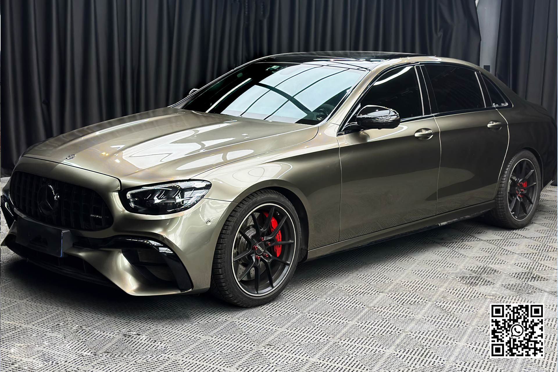 una mercedes benz e63 amg è parcheggiata in un garage .