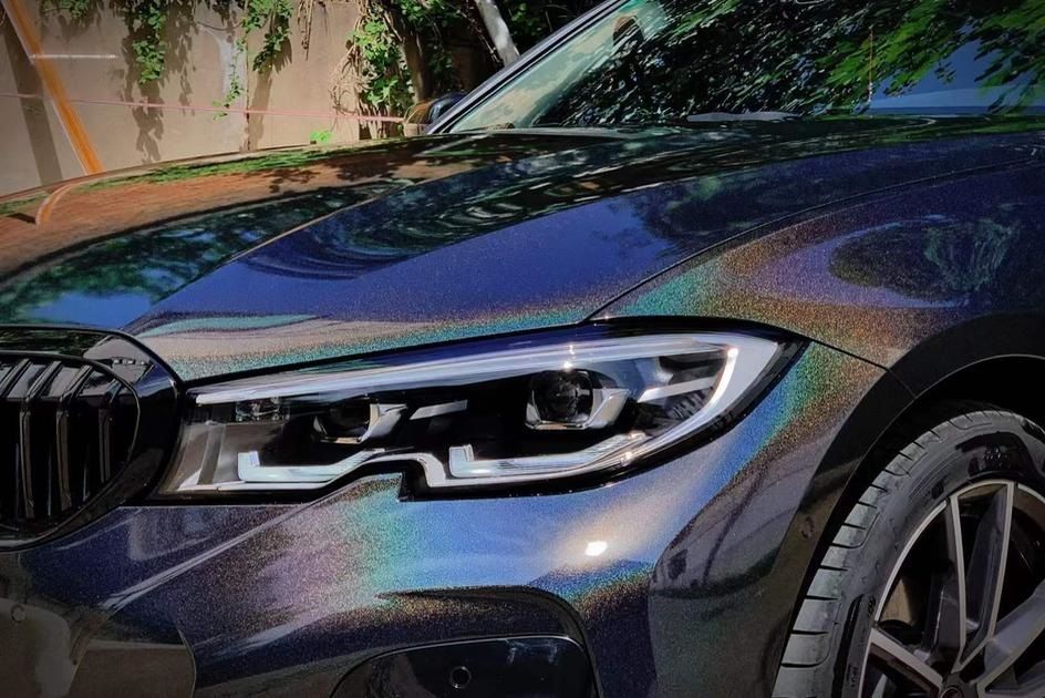 un primo piano di un'auto blu parcheggiata in un garage .