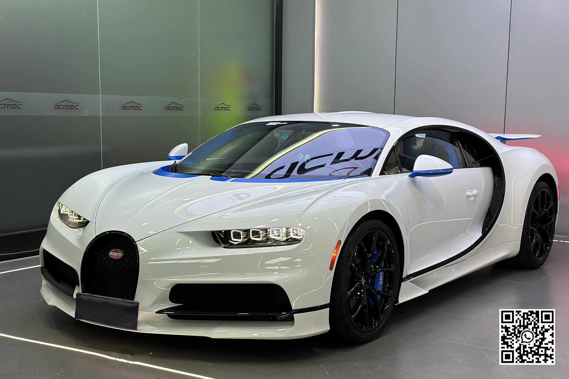 una tesla model 3 è parcheggiata in un showroom .