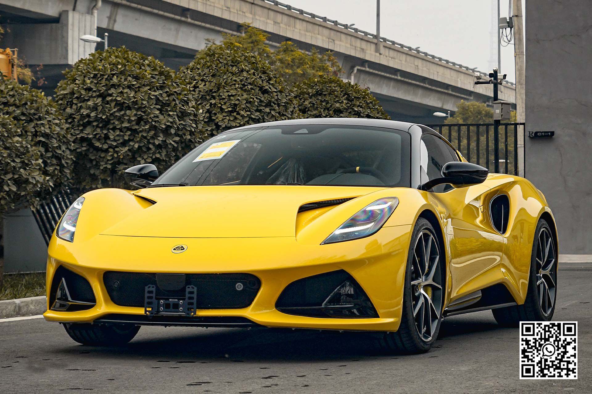 una supercar gialla è parcheggiata davanti a un edificio .