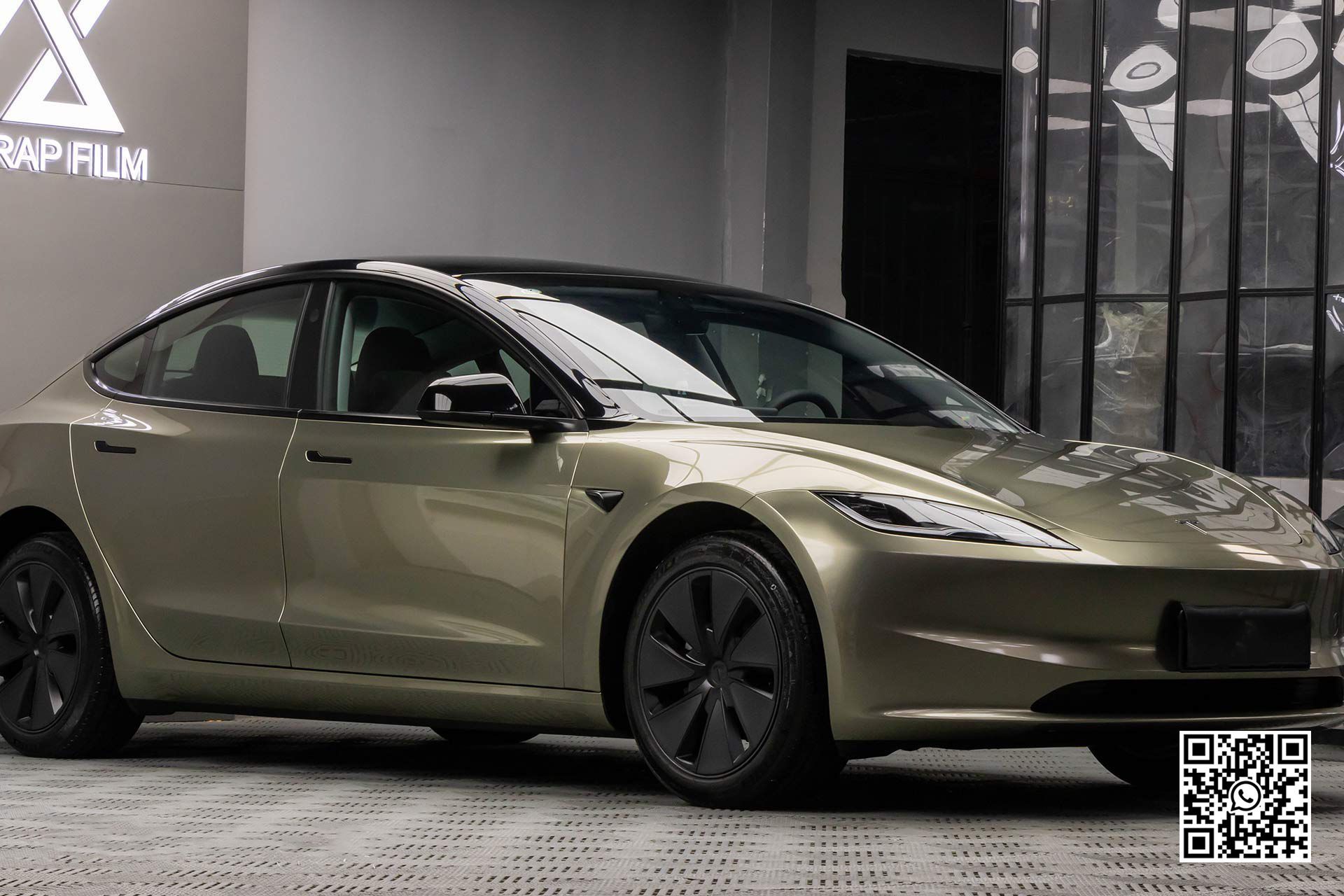 una tesla model 3 è parcheggiata in un showroom .