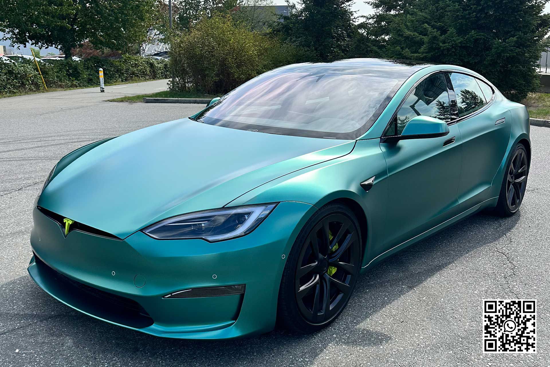 una tesla model s è parcheggiata in un parcheggio .