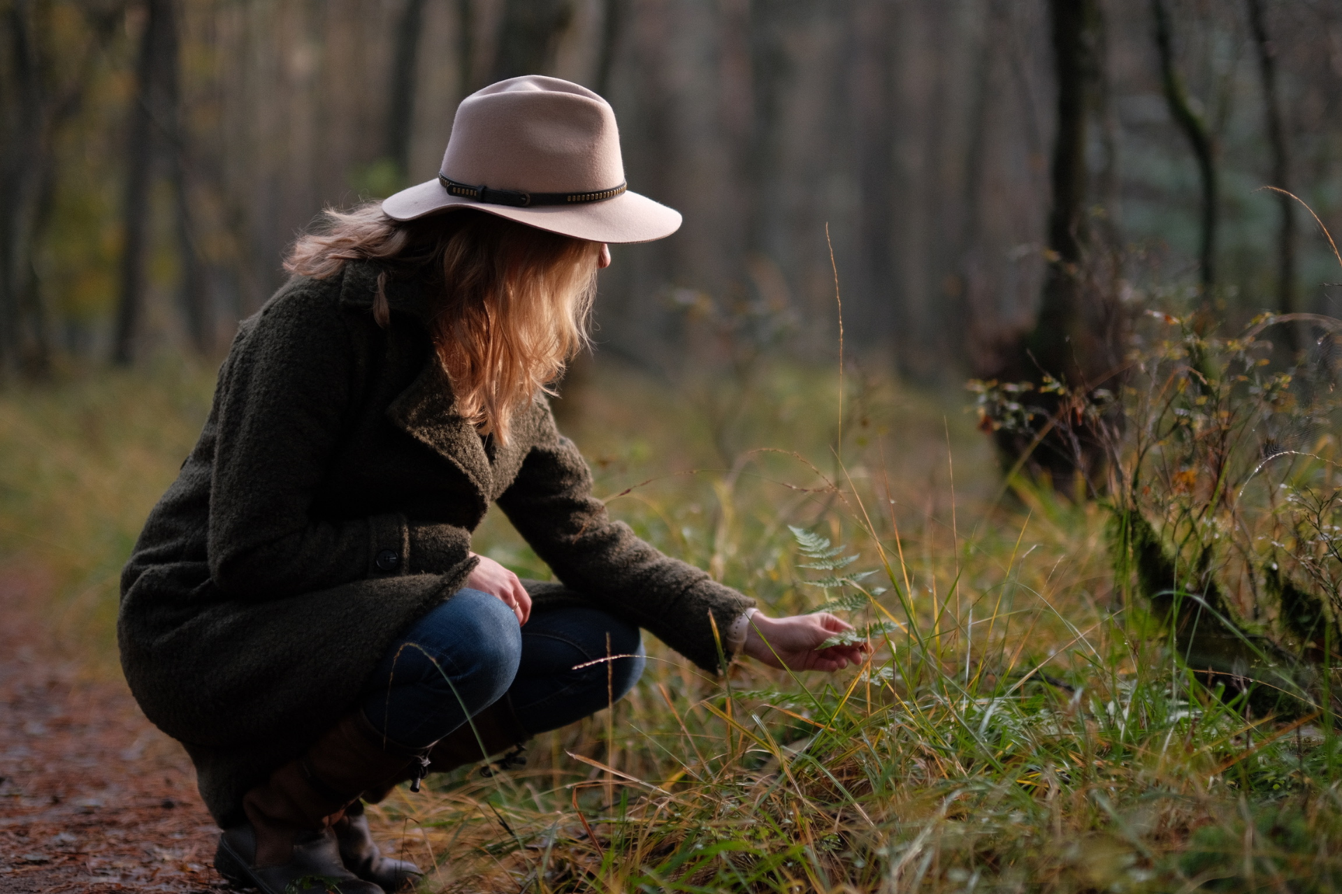 Vrouw met hoed in bos