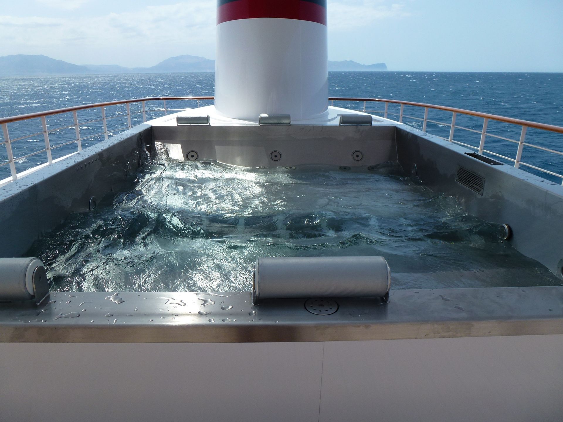 Jacuzzi sul ponte di una nave con vista sull'acqua e sull'oceano.