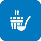 Secchio bianco per sauna con mestolo su sfondo blu, vapore che sale.