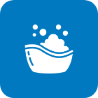 Vasca da bagno bianca con bolle su sfondo blu.