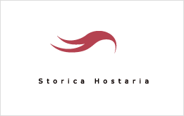Logo: forma curva stilizzata rossa sopra la scritta 