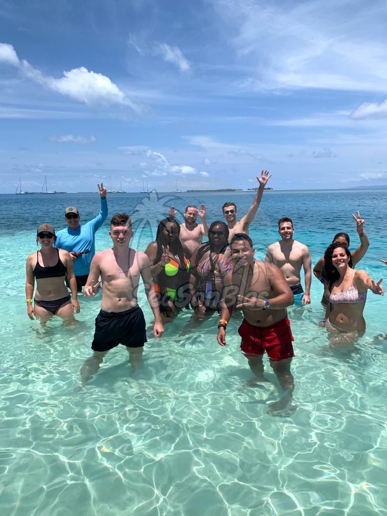 Grupo de personas posando para una foto en las islas san blas