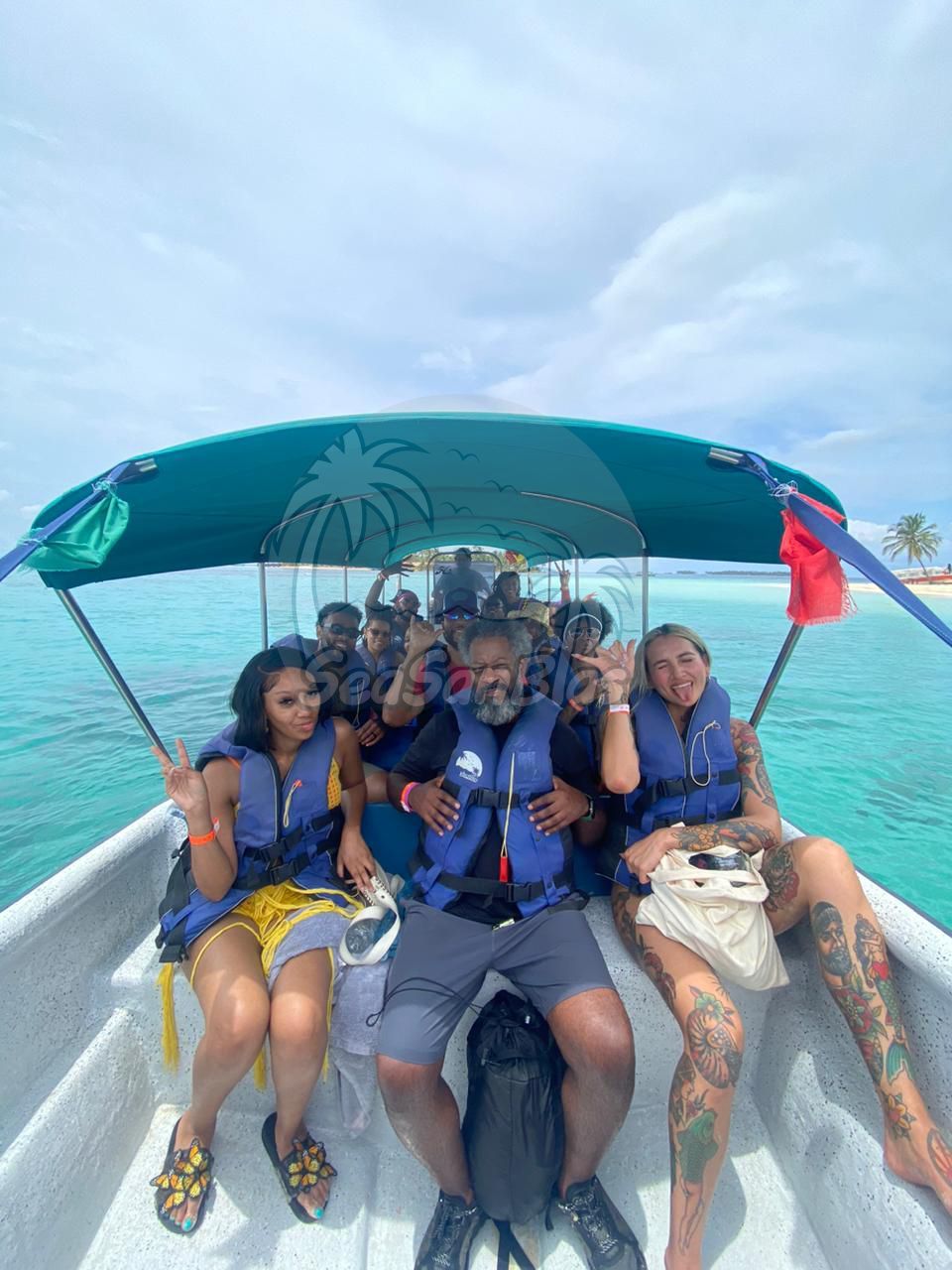 A group of people are sitting on a boat in the ocean. San Blas Islands Guna Yala San Blas Tours