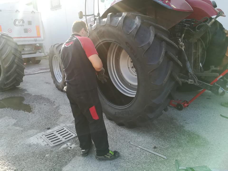 Montaggio pneumatico e controllo mezzo agricolo
