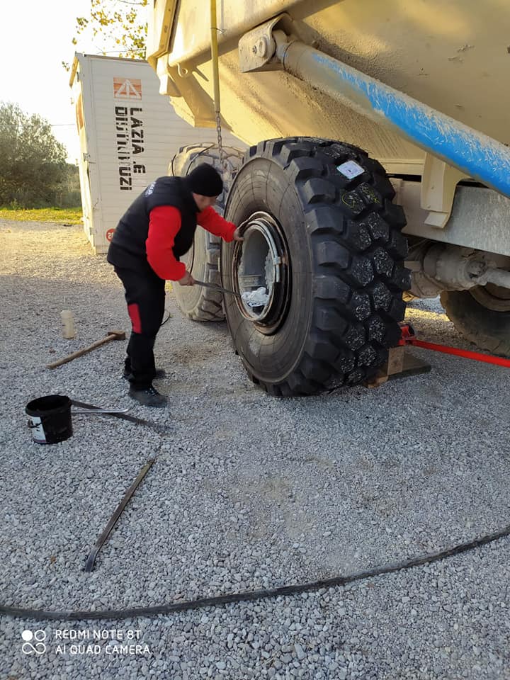 montaggio pneumatico mezzo agricolo