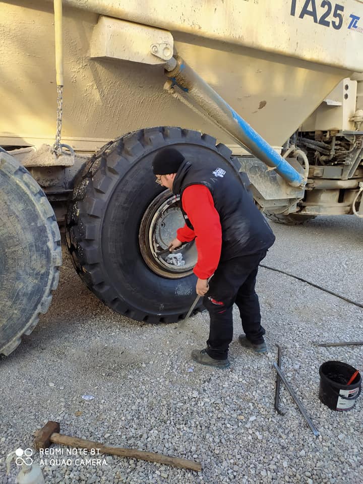 Montaggio pneumatico trattore