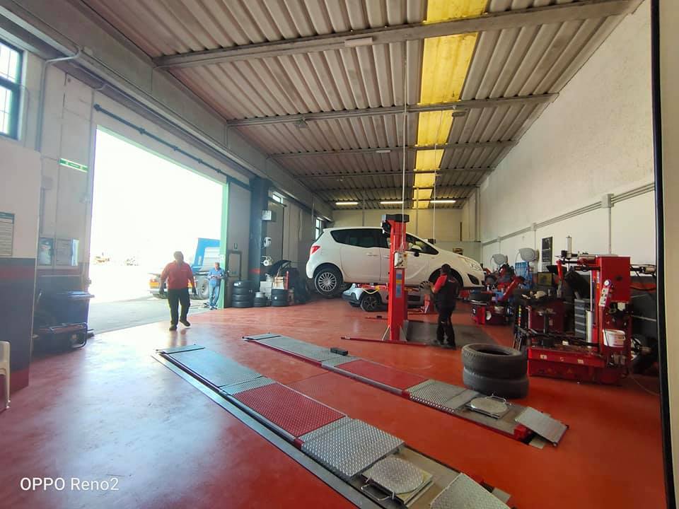 auto in riparazione meccanica