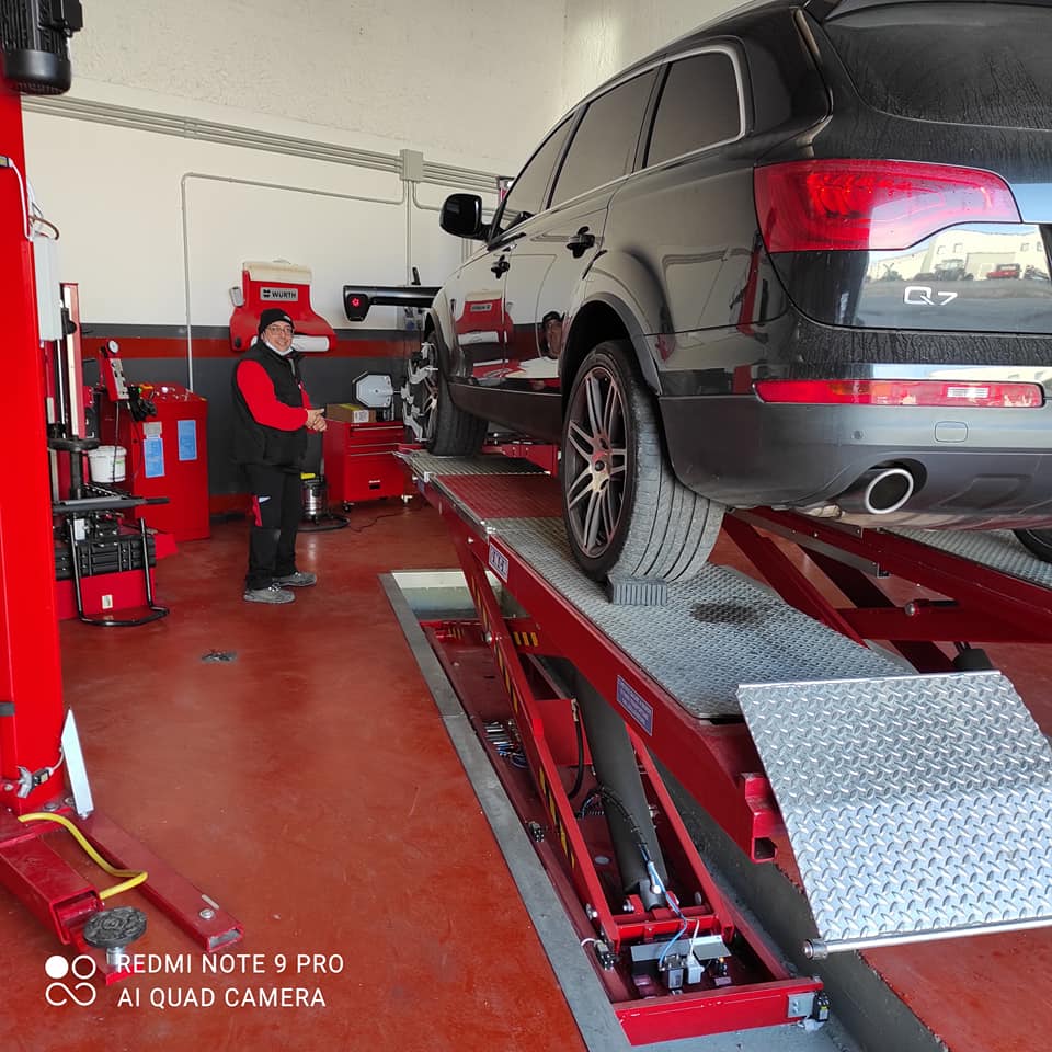 auto su ponte in riparazione