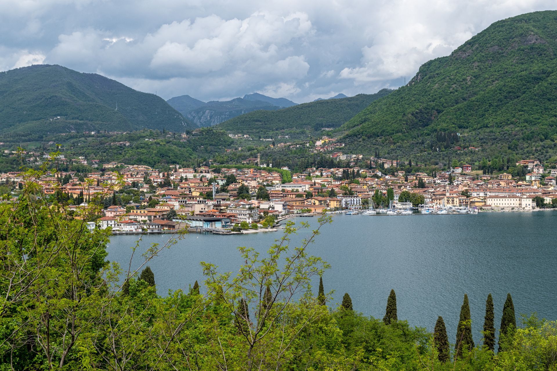 Una piccola città sorge sulla riva di un lago circondato da montagne.