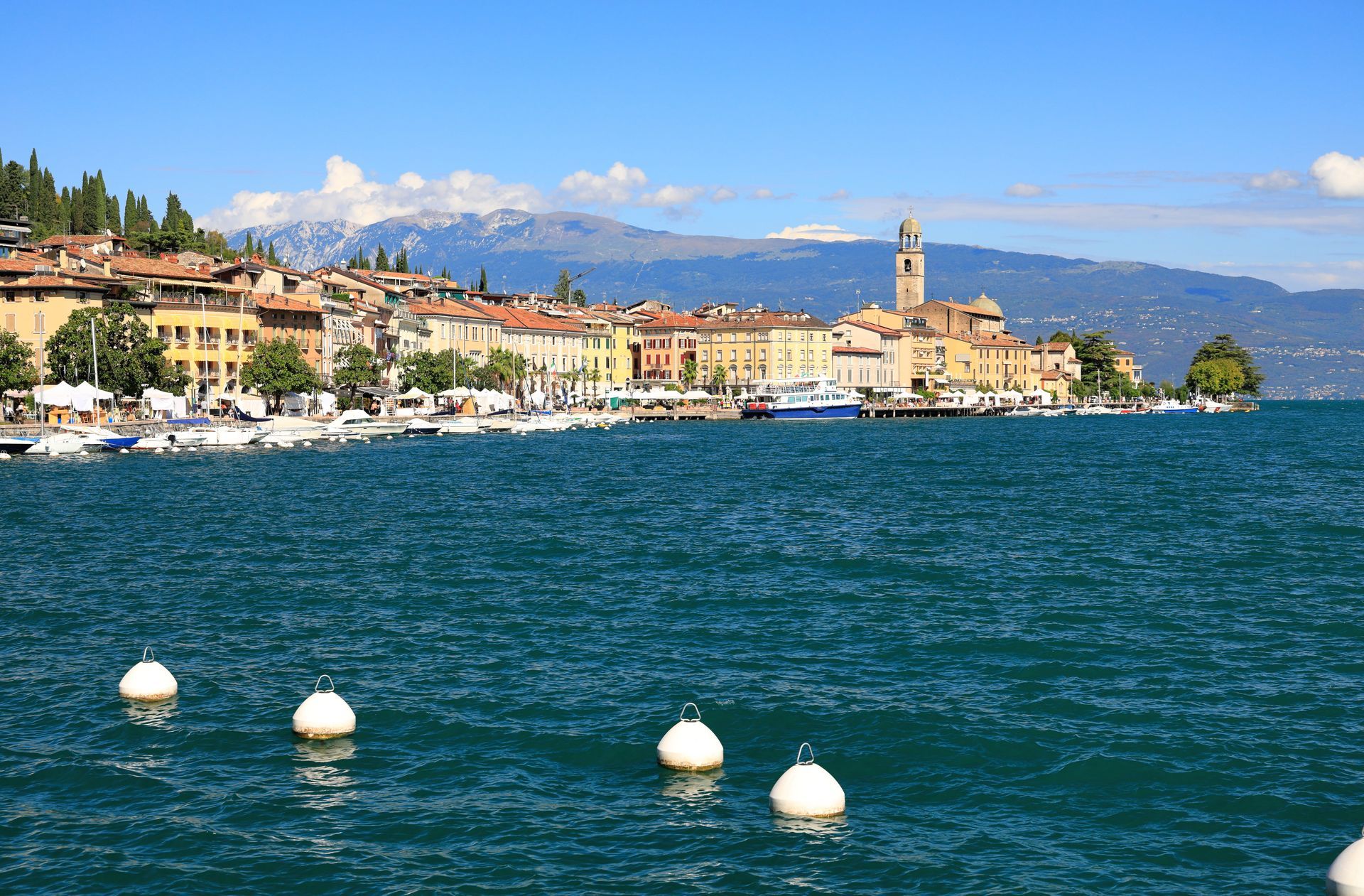Una fila di edifici con delle palme di fronte.