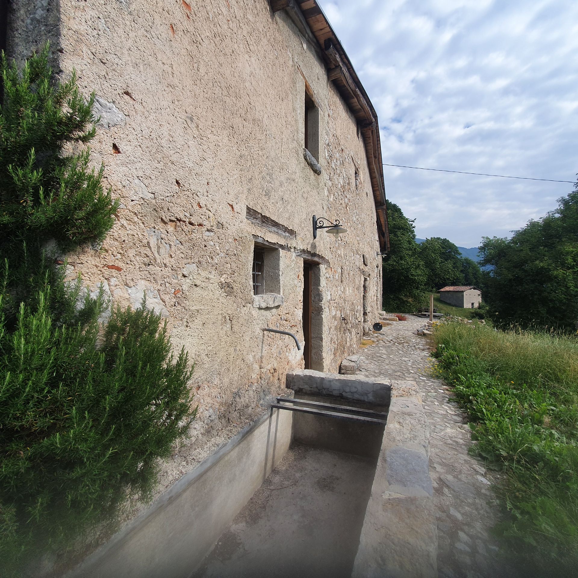 Un edificio in pietra con una piccola finestra sul lato
