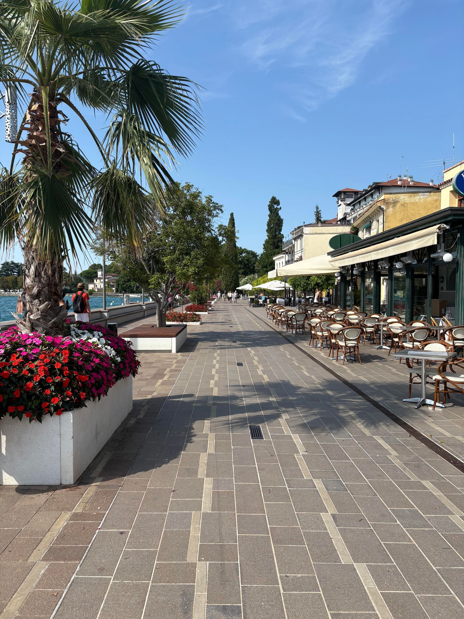 Un grande specchio d'acqua con una città sullo sfondo