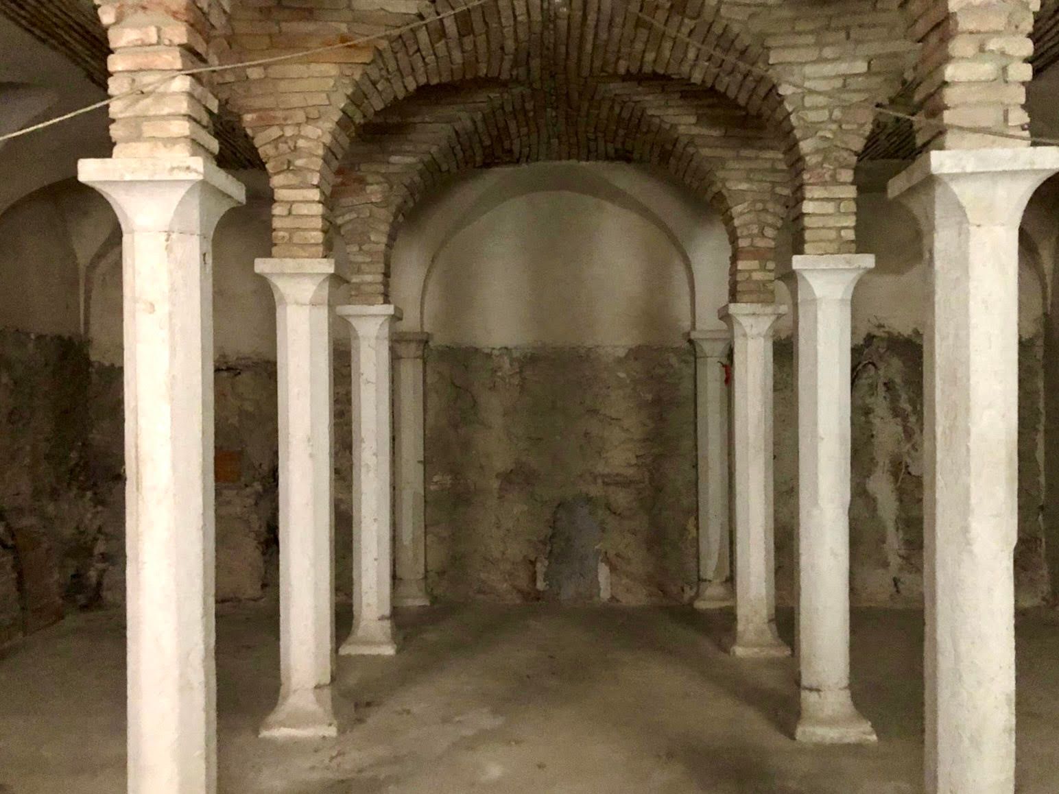 Un arco in mattoni in un edificio con una finestra