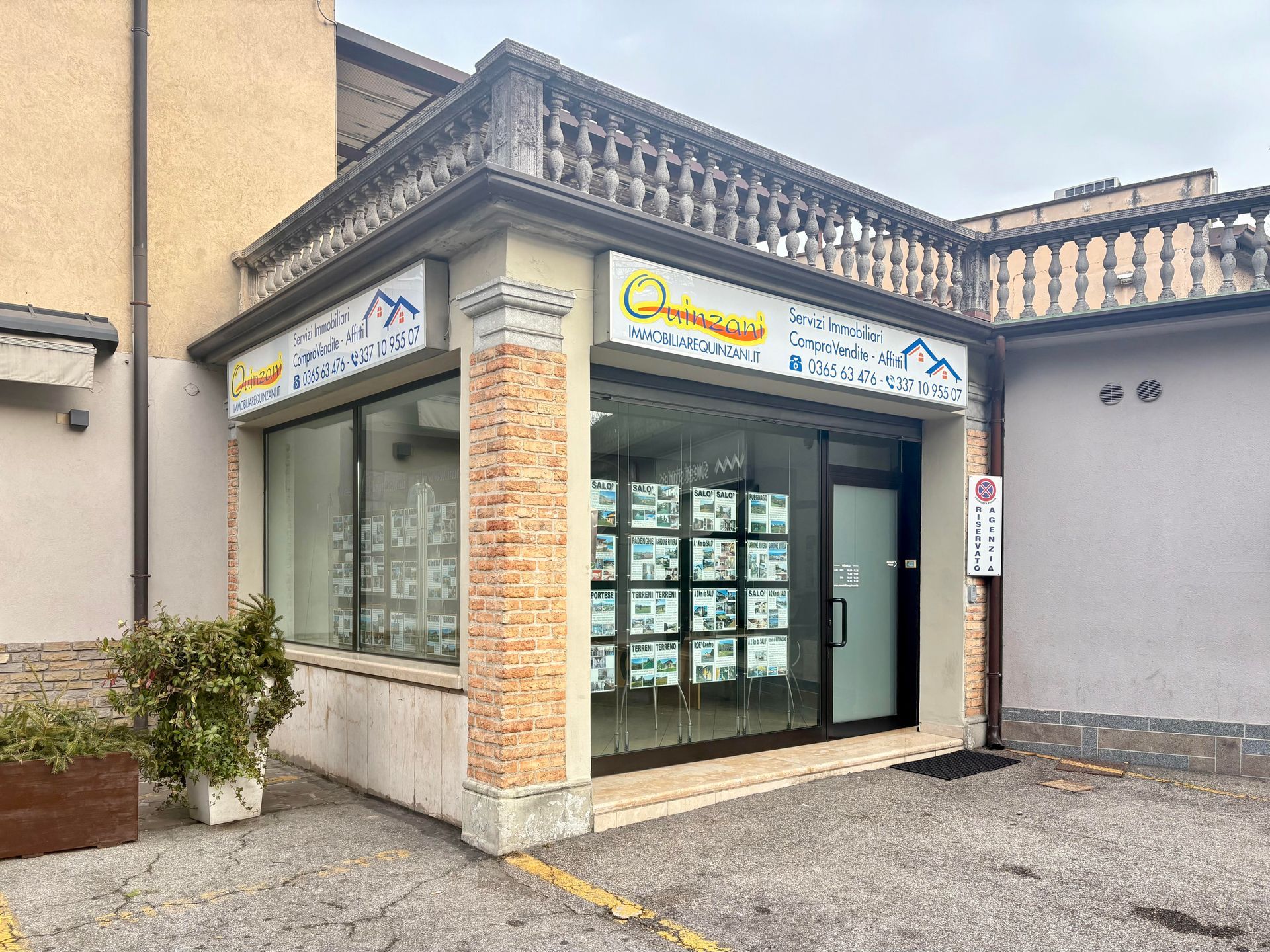 Un edificio con un balcone e un cartello che dice ge