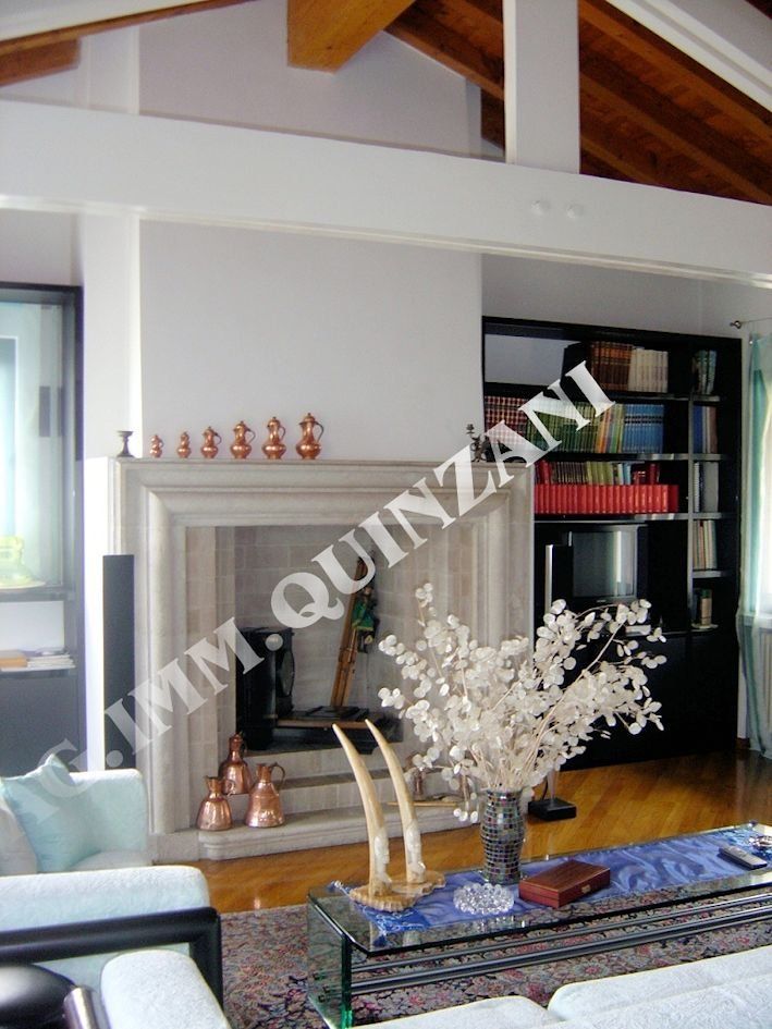 Un soggiorno con camino e il nome quinzani sul muro