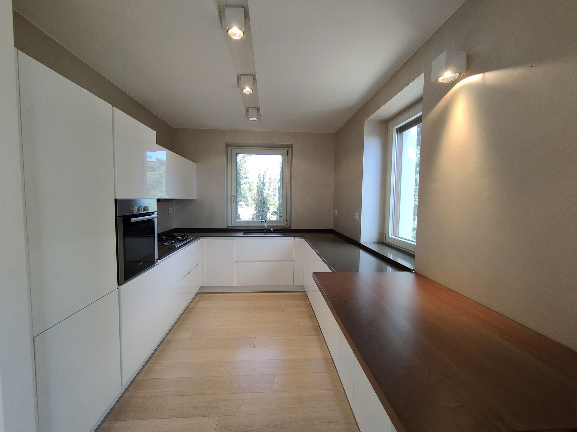 Un soggiorno con tavolo da pranzo, sedie e TV a schermo piatto.