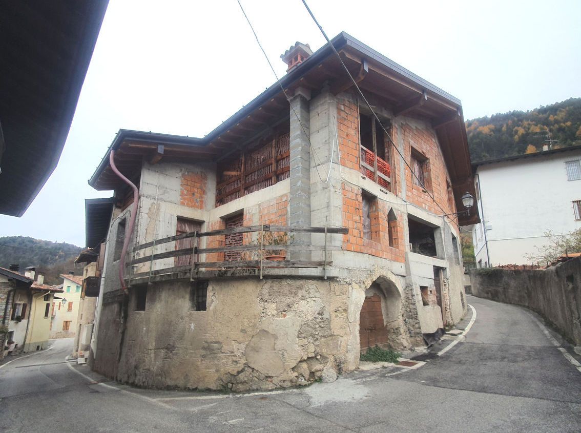 Un edificio con un balcone sul lato