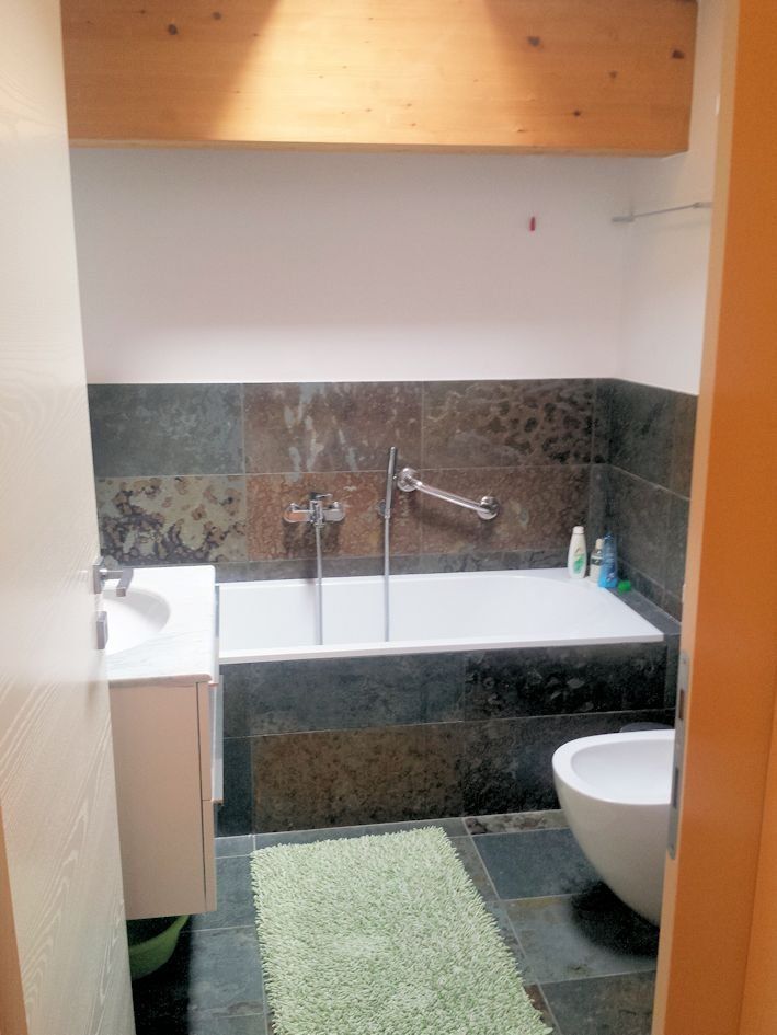 Un bagno con vasca, lavandino e water