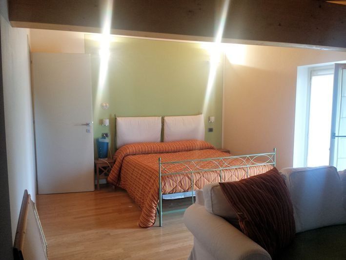 Una camera da letto con un letto e un divano