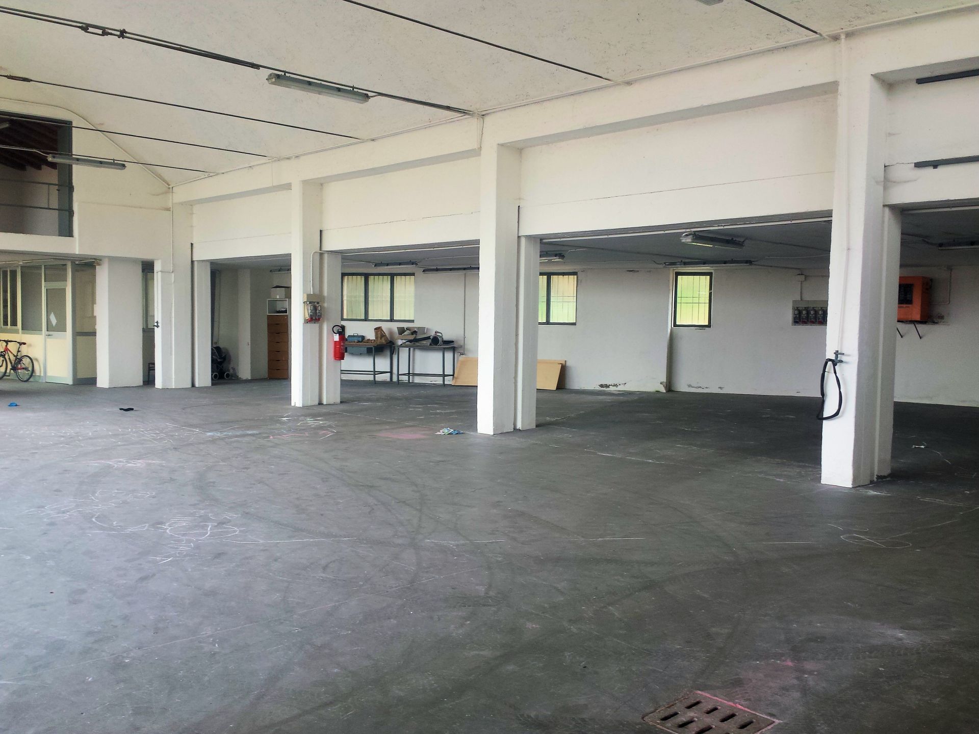 Un grande magazzino vuoto con pareti e colonne bianche