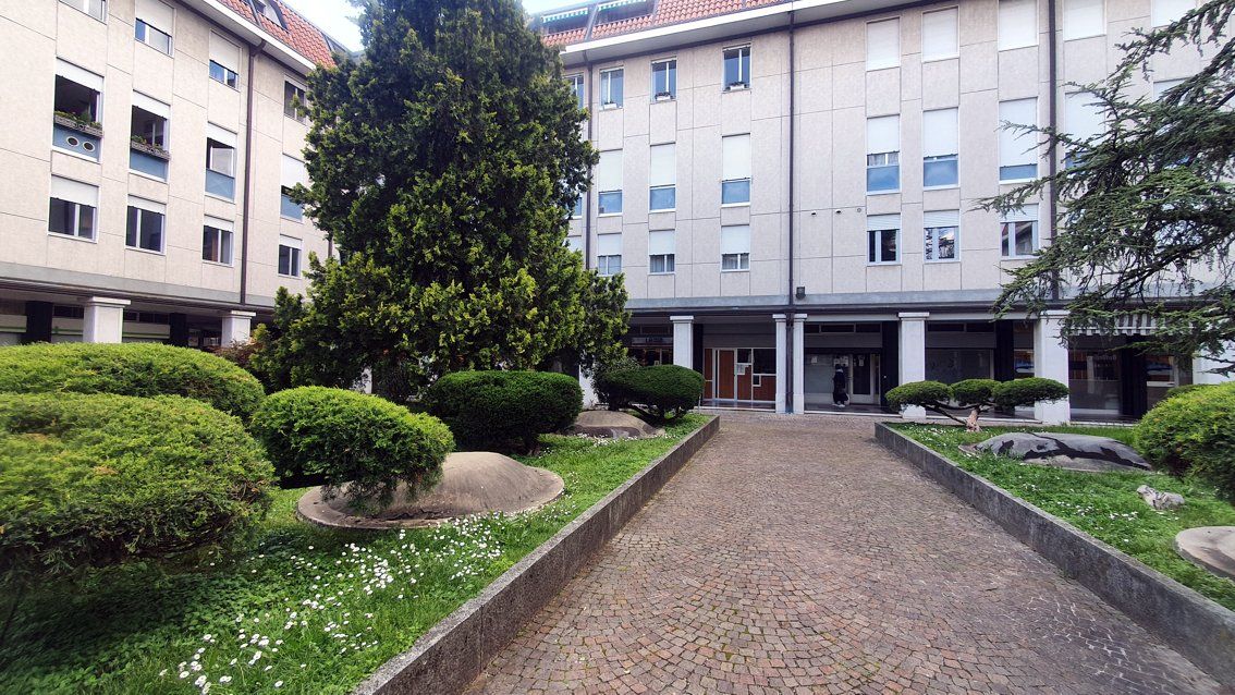 Un edificio con molte finestre e alberi di fronte