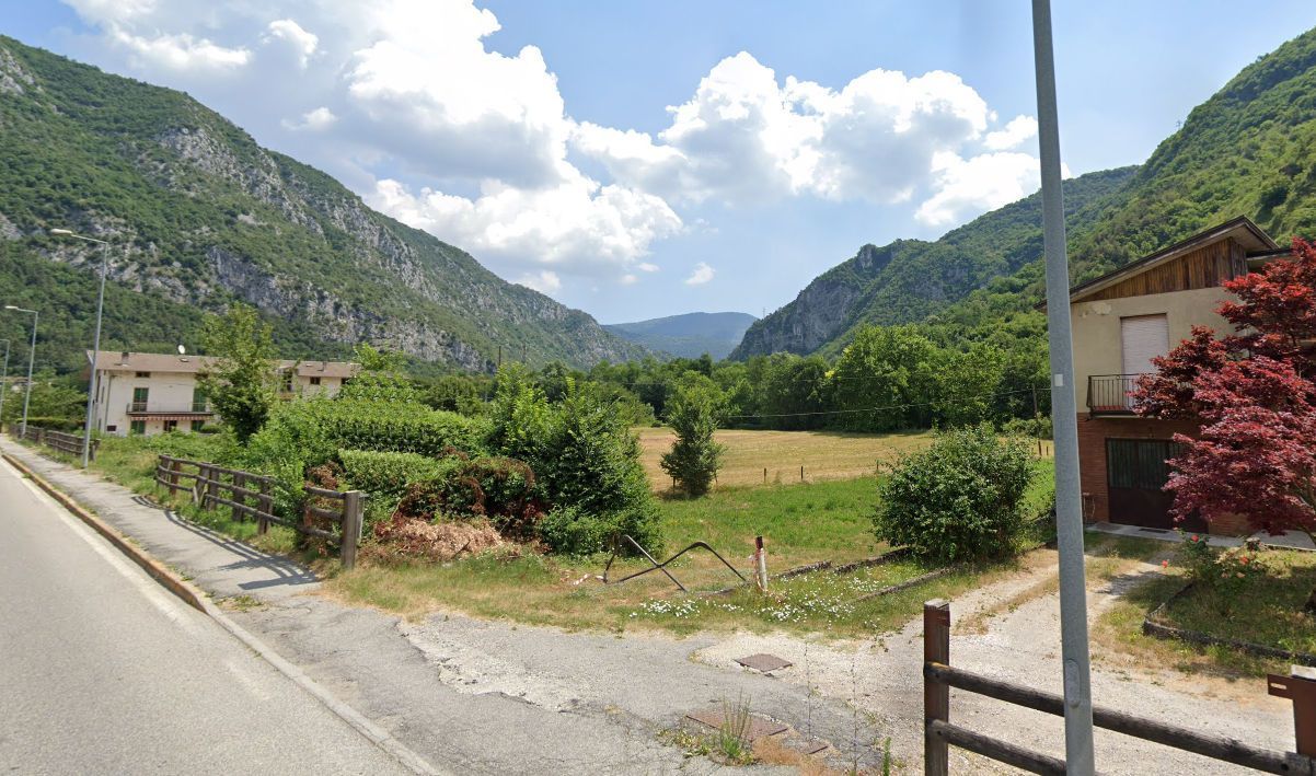 Una strada che attraversa una valle con le montagne sullo sfondo