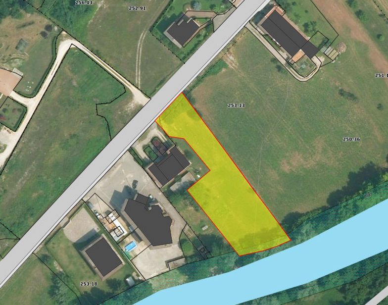 Una vista aerea di una zona residenziale con un'area gialla al centro