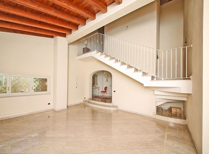 Una stanza vuota con scale che portano al secondo piano