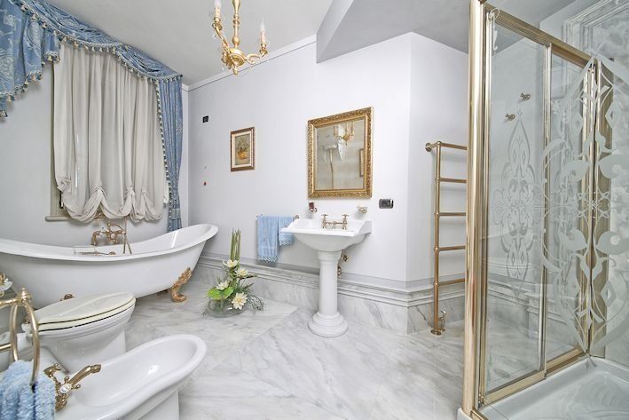 Un bagno con vasca, wc e bidet