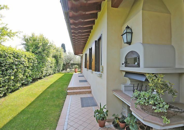 Una casa con un camino sul lato