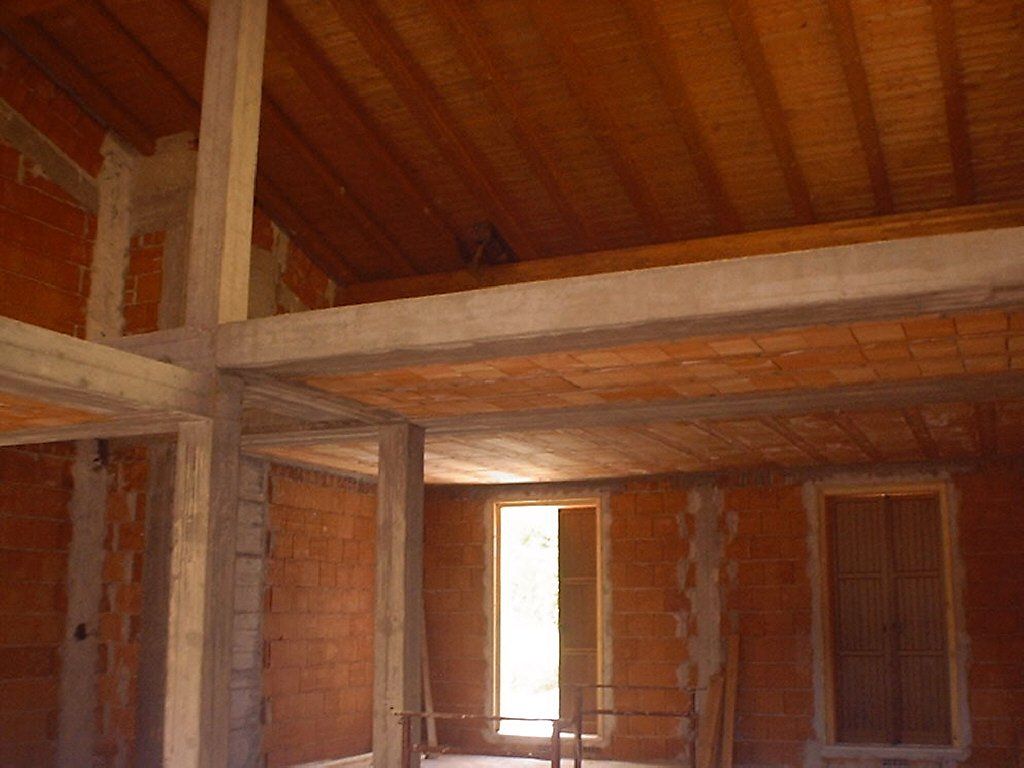 Una stanza con pareti in mattoni e soffitto in legno