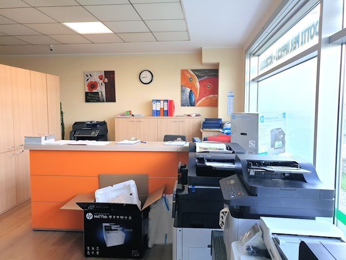 Un ufficio con una scatola con scritto hp sopra