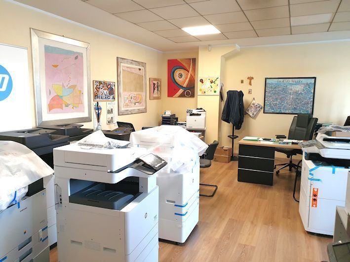 Un ufficio con il logo hp sul muro