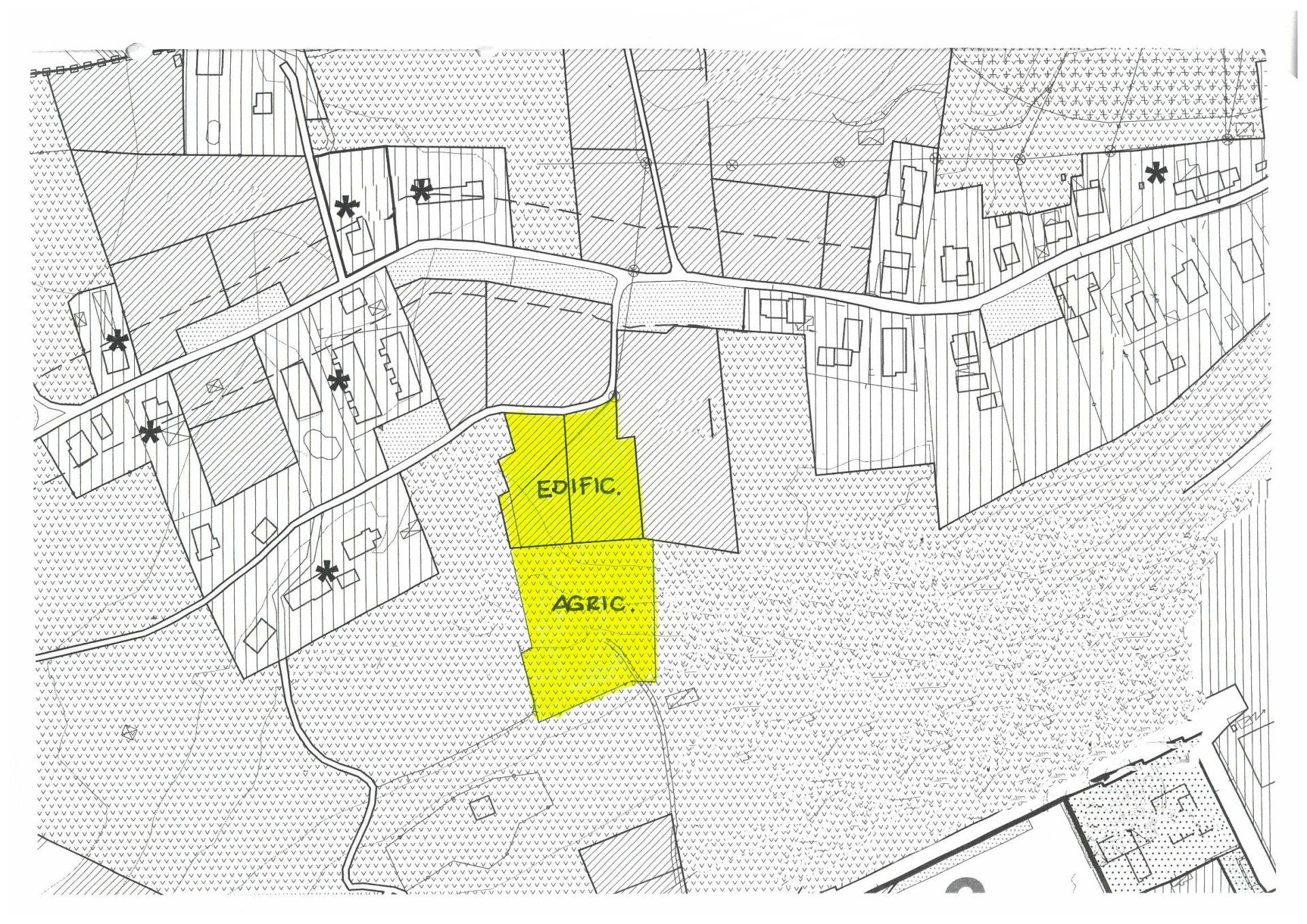 Una mappa in bianco e nero con un quadrato giallo al centro.