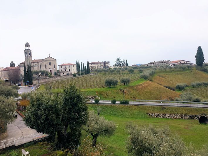 Una vista di un villaggio con una torre dell'orologio in lontananza.