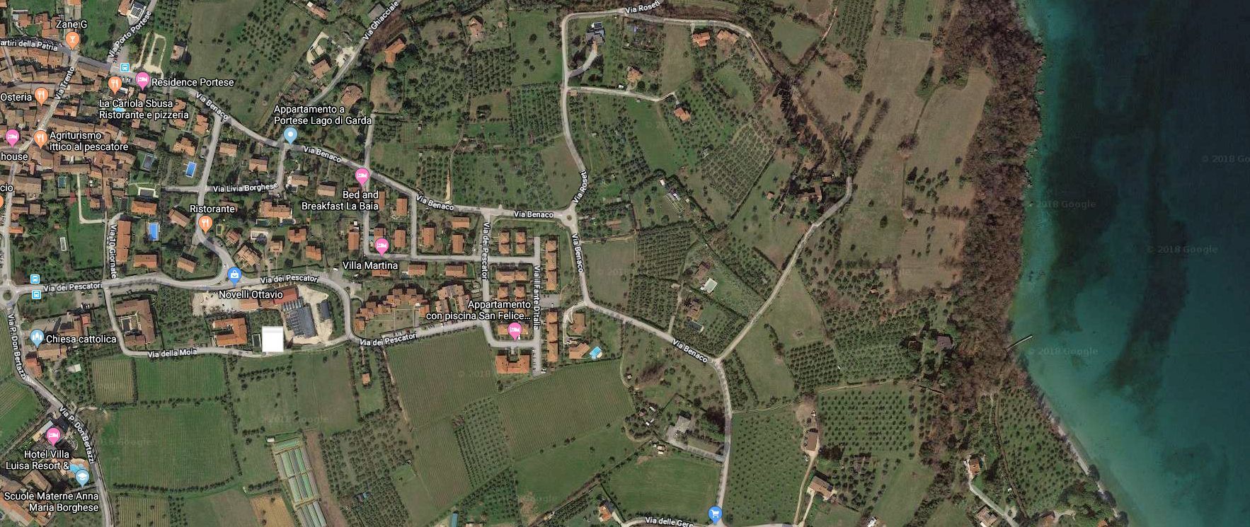 Una vista aerea di una piccola città vicino a uno specchio d'acqua.